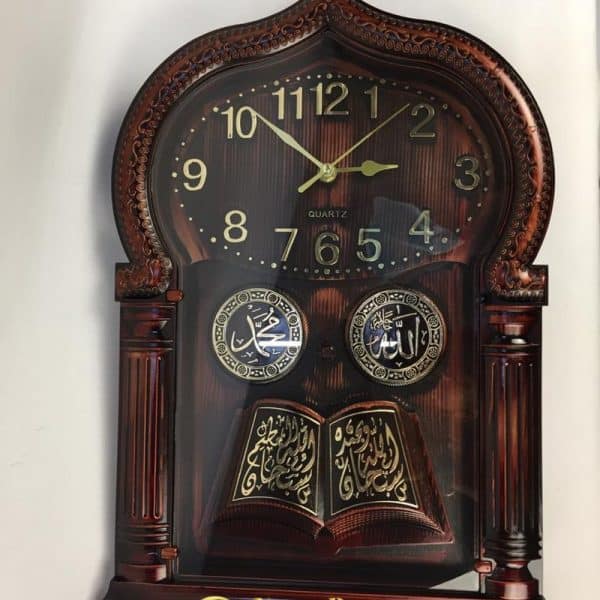 Wanduhr mit koranischer Kalligraphie