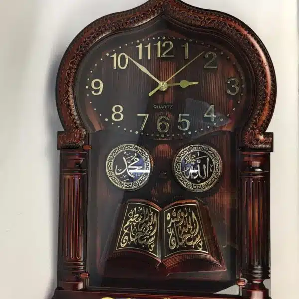 Wanduhr mit koranischer Kalligraphie