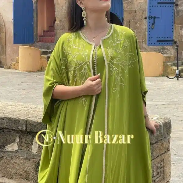 marokkanischen Zweiteiligen Djellaba, exquisit bestickt mit wunderschönen pflanzlichen Verzweigungen und in verschiedenen Farben: